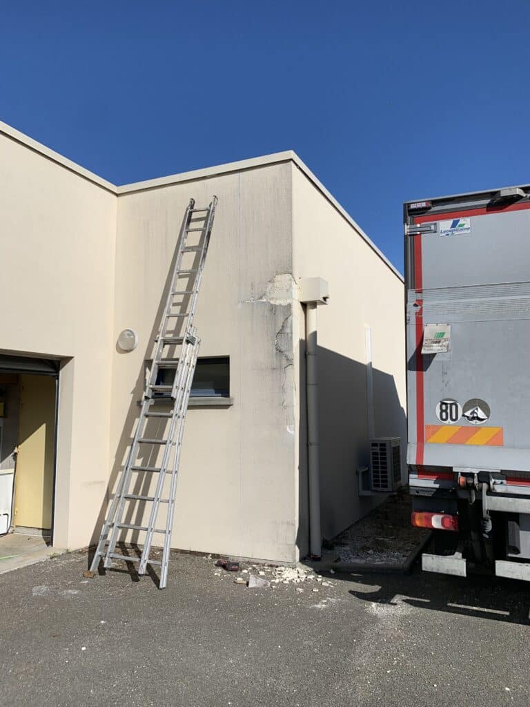 Façade de la clinique vétérinaire à Pithiviers avant rénovation avec enduit fissuré et encrassé